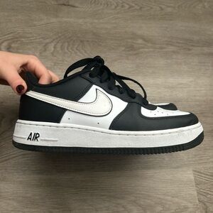 Nike Air Force 1 Low LV8 2
Panda Swoosh